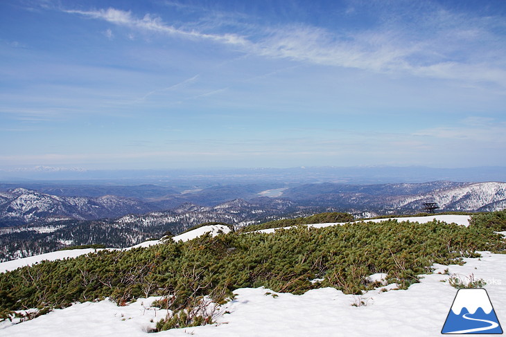 大雪山旭岳ロープウェイスキー場 残雪の北海道最高峰に今季最後のシュプールを…。